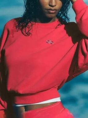 Alo Yoga NWOT Cropped Accolade Crewneck Candy Red sz SMALL